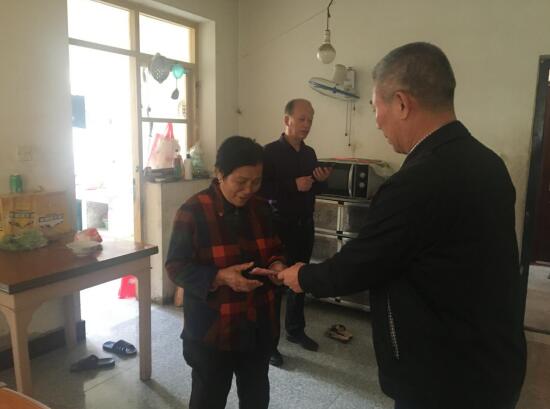 盛江社區(qū):慰問困難學生 送上“法制”關懷