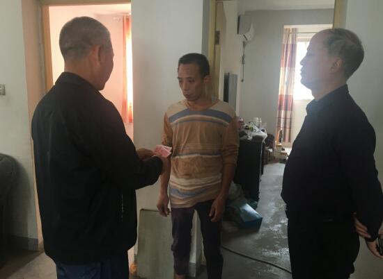 盛江社區(qū):慰問困難學生 送上“法制”關懷