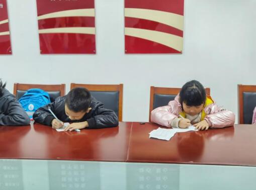 文化惠民丨荊劉村開(kāi)展青少年“浸潤(rùn)書(shū)香  暢游書(shū)?！被顒?dòng)