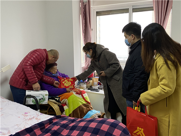 新春慰問(wèn)困難老黨員
