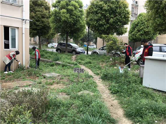 潤(rùn)康苑社區(qū)黨總支:黨群攜手“益家人”清掃垃圾煥新顏