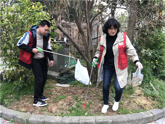 潤(rùn)康苑社區(qū)黨總支:黨群攜手“益家人”清掃垃圾煥新顏