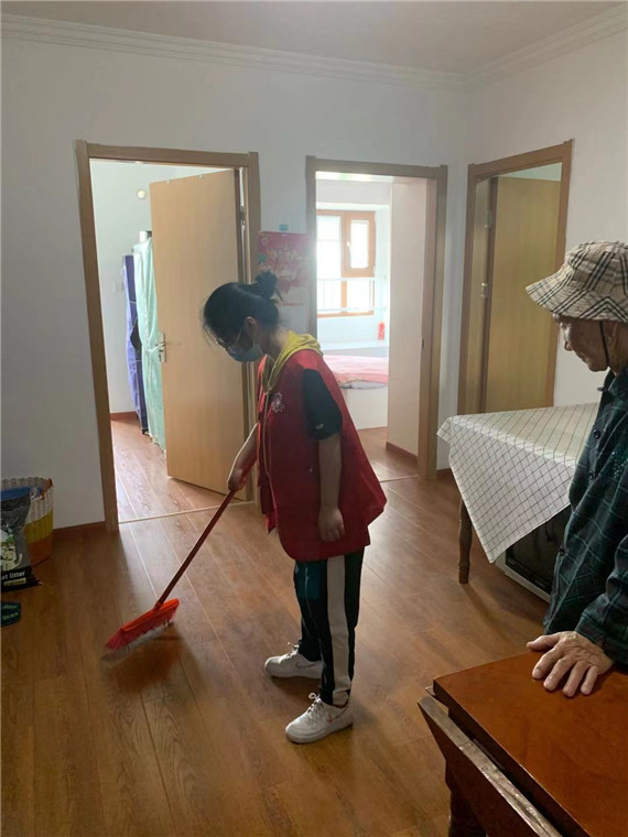 向上社區(qū)：關(guān)愛社區(qū)老人 弘揚雷鋒精神