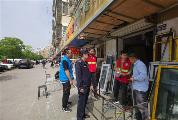 馨康苑社區(qū):聯(lián)合落實(shí)門前三包排水證辦理