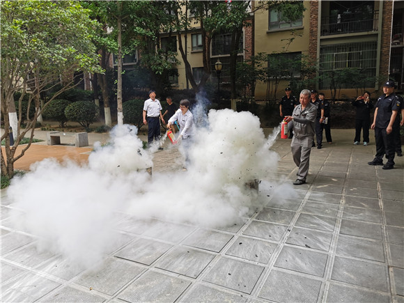 翠林山莊社區(qū)：創(chuàng)建安全發(fā)展示范城市 開(kāi)展消防演練