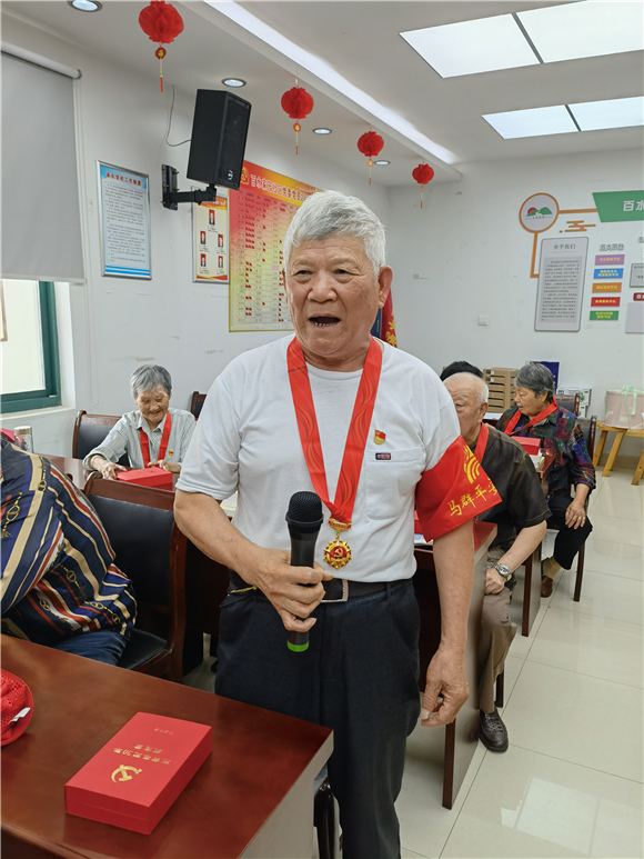 【學黨史辦實事】百水家園社區(qū)黨委開展頒發(fā)“光榮在黨50年”紀念章暨黨員過“政治生日”主題黨日活動