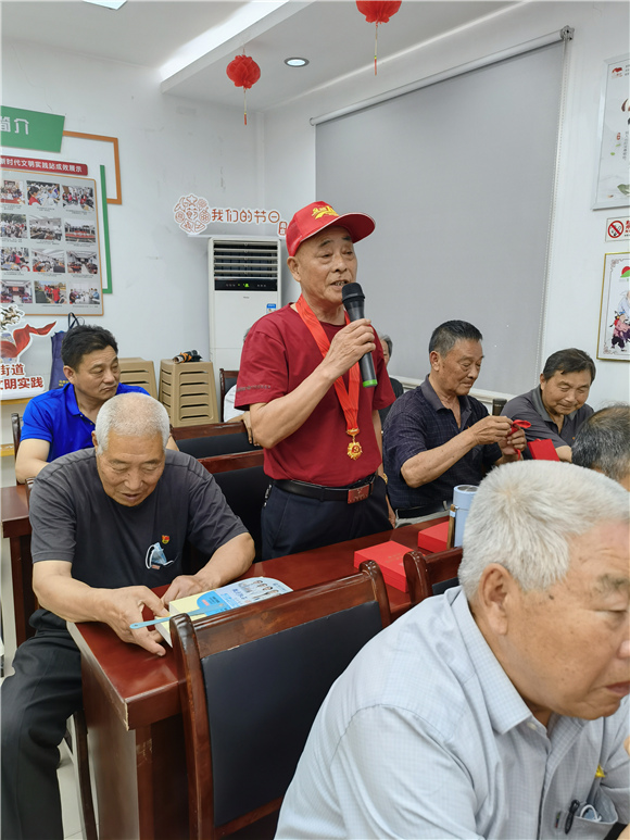 【學黨史辦實事】百水家園社區(qū)黨委開展頒發(fā)“光榮在黨50年”紀念章暨黨員過“政治生日”主題黨日活動