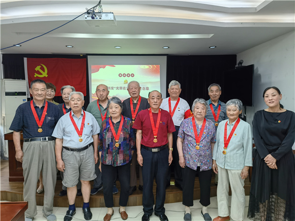 【學黨史辦實事】百水家園社區(qū)黨委開展頒發(fā)“光榮在黨50年”紀念章暨黨員過“政治生日”主題黨日活動