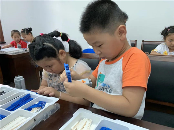 關(guān)愛未成年人 馨康苑社區(qū)暑期課堂帶營員們玩轉(zhuǎn)機器人