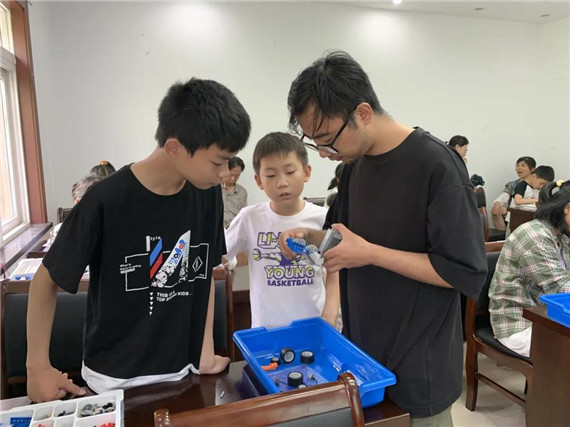關(guān)愛未成年人 馨康苑社區(qū)暑期課堂帶營員們玩轉(zhuǎn)機器人