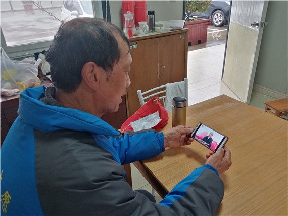 南水社區(qū)組織老黨員學(xué)習(xí)離退休干部網(wǎng)上專題報(bào)告會