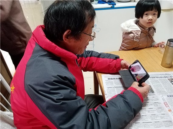 南水社區(qū)組織老黨員學(xué)習(xí)離退休干部網(wǎng)上專題報(bào)告會