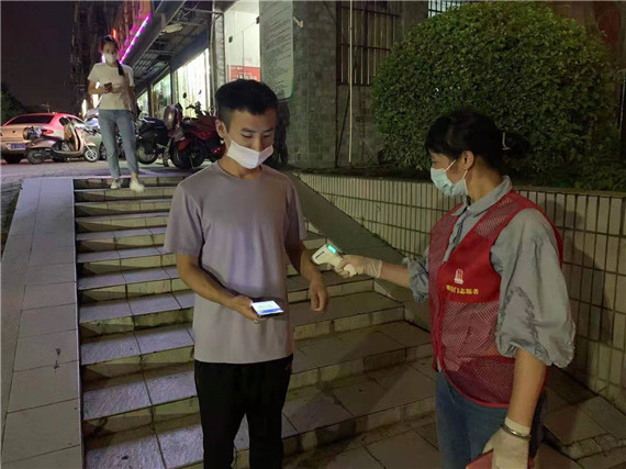 翠林山莊社區(qū)開展疫情防控體溫測量排查志愿服務(wù)活動