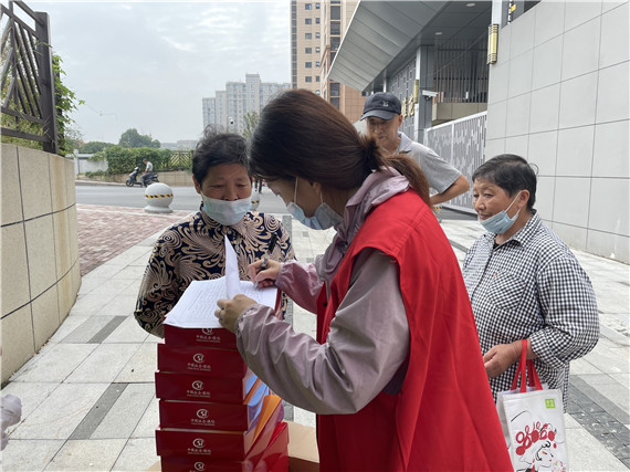 西花社區(qū)“送清涼”關愛企業(yè)退休人員