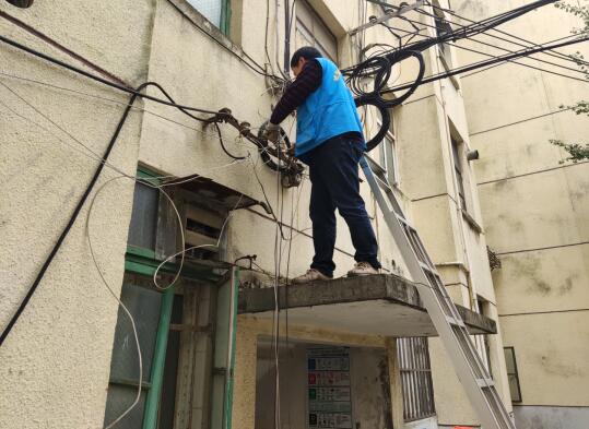 銀礦地質(zhì)社區(qū)：清理廢棄電線 還社區(qū)一片藍(lán)天