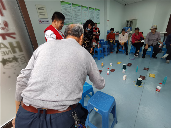 做游戲 吃蛋糕 話家常 向上社區(qū)歡樂(lè)過(guò)重陽(yáng)