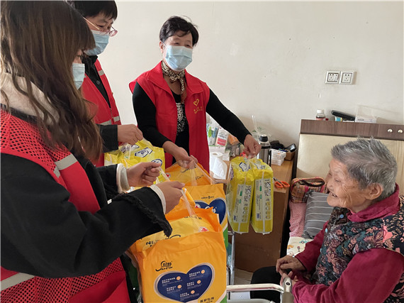 棲霞社區(qū)：關(guān)愛困難老人 溫暖送進(jìn)家門