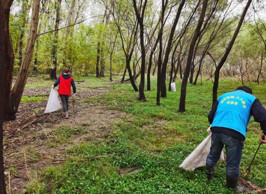 殘疾人清河岸垃圾 守護(hù)長江生態(tài)