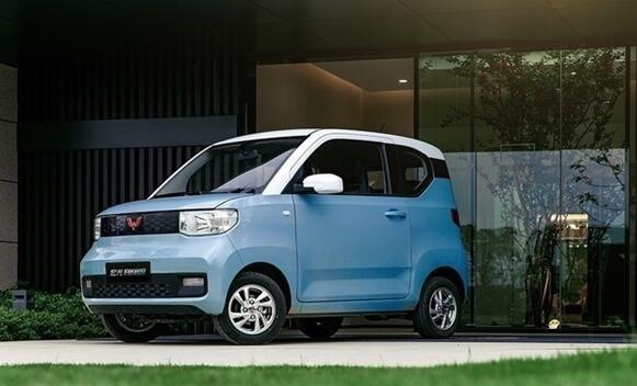 三輛五菱宏光MINI EV路口撞到一塊！網(wǎng)友：真賣爆 出鏡率滿大街