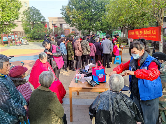 紅梅社區(qū):志愿服務(wù)融入冬訓(xùn)課堂 雷鋒精神彰顯黨員本色