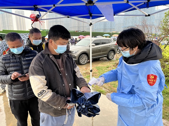 紅梅社區(qū)：筑牢全員核酸檢測(cè)“紅色堡壘”