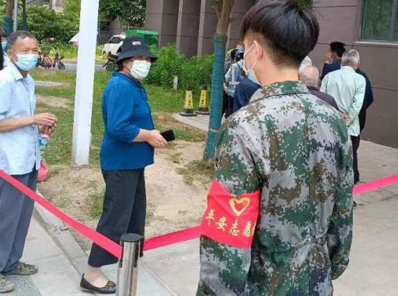 新華社區(qū)：協(xié)助核酸檢測(cè) 退役軍人奮戰(zhàn)在一線