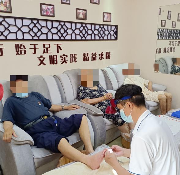 修腳志愿服務進社區(qū) 關(guān)愛殘疾老人在行動