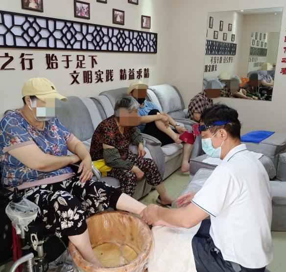 修腳志愿服務進社區(qū) 關(guān)愛殘疾老人在行動