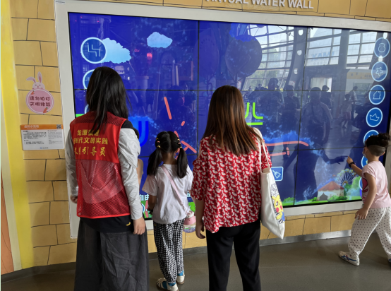 七彩夏日感受科學魅力 花園村組織未成年人暑期夏令營活動